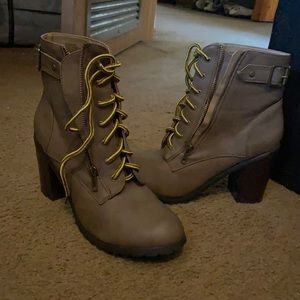 I am selling women’s boots with a heel